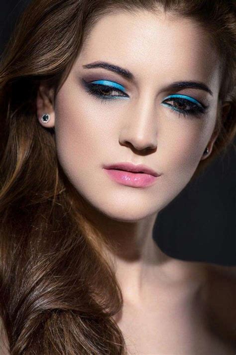 how to wear teal eyeshadow.